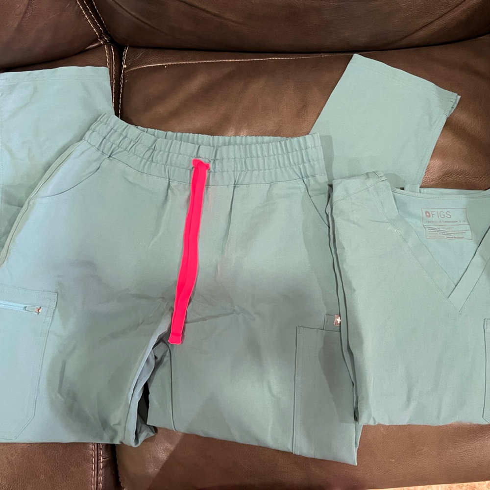 Scrub set